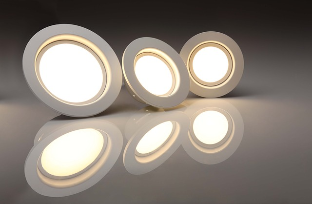 A LED panellámpák népszerű világítási megoldások, amelyek energiahatékonyságukról és hosszú élettartamukról ismertek.A LED panellámpák optimális teljesítményének és meghosszabbított élettartamának biztosítása érdekében az OKES a következő alapvető tanácsokat adja: Kerülje a vízzel történő tisztítást: Fontos, hogy ne használjon vizet közvetlenül a LED panellámpák tisztítására.Ehelyett egyszerűen csak nedves ruhával törölje le a felületet.Véletlen vízzel való érintkezés esetén ügyeljen arra, hogy alaposan szárítsa meg, és kerülje a nedves kendő használatát közvetlenül a világítás felkapcsolása után.Óvatosan kezelje: Tisztításkor tartózkodjon a lámpák szerkezetének megváltoztatásától vagy belső alkatrészeinek cseréjétől.Karbantartás után helyezze vissza a lámpákat eredeti konfigurációjukba, ügyelve arra, hogy ne legyenek hiányzó vagy rosszul beállított alkatrészek.A kapcsolási frekvencia minimalizálása: A LED-lámpák gyakori kapcsolása befolyásolhatja a belső elektronikus alkatrészek élettartamát.Ezért ajánlatos kerülni a túlzott kapcsolást, ami lehetővé teszi a LED-lámpák egyenletes működését és meghosszabbítja teljes élettartamukat.Gyakoroljon óvatosságot és védelmet: Tegyen óvintézkedéseket a lámpák fizikai sérülésének vagy behatolásának elkerülésére.Ezenkívül az esetleges károk elkerülése érdekében ne kapcsolja be a lámpákat instabil feszültségű időszakokban.Ezeket a gyakorlatokat követve hatékonyan védheti LED panellámpáit, így biztosítva azok hosszú élettartamát és megőrizve kiváló teljesítményüket.Az OKES elkötelezett amellett, hogy kiváló minőségű LED panellámpákat és professzionális világítási megoldásokat kínáljon az Ön igényeinek megfelelően.További információért látogasson el weboldalunkra, vagy lépjen kapcsolatba csapatunkkal.