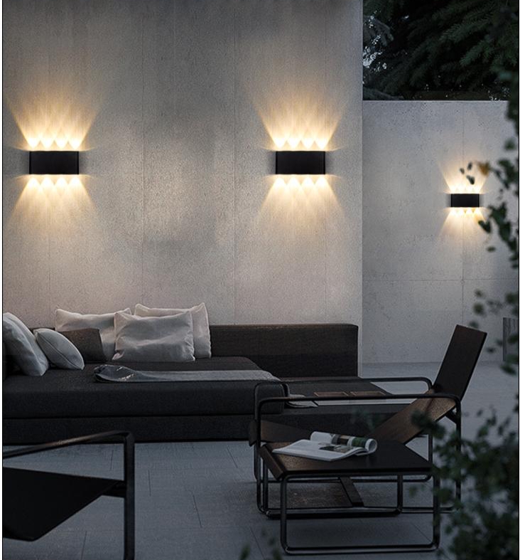 OKES' outdoor wall lamp features a design that emits light up and down, with three 1W LED light sources with independent lenses on each side. When lit, the light from the light can be used as decoration to decorate the atmosphere.